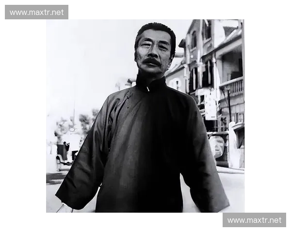 当鲁迅拿起神杖走进天辉野区时全场沉默只剩下笔尖的怒火